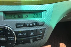 Nhiệt độ đo được bên ngoài có thời đểm lên 43 độ C. (Ảnh: Thành Đạt/TTXVN)