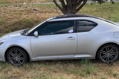 Một phương tiện với lỗ đạn bắn sau vụ xả súng trên cao tốc I-20 giữa thành phố Midland và Odessa ở Tây Texas ngày 31/8/2019. (Ảnh: AFP/TTXVN)