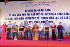 Đại diện lãnh đạo tỉnh Quảng Bình trao bằng UNESCO ghi danh “Nghệ thuật Bài Chòi Trung Bộ Việt Nam” là Di sản văn hóa phi vật thể đại diện của nhân loại cho các địa phương trong tỉnh có Di sản. (Ảnh: Võ Dung-TTXVN)
