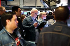 Giao dịch viên tại Sàn giao dịch chứng khoán New York, Mỹ. (Ảnh: THX/TTXVN) 