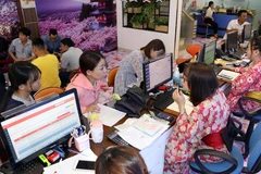 Khách du lịch đặt tuor đi du lịch Nhật Bản tại Vietravel. (Ảnh: Trần Lê Lâm/TTXVN)