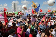 Giáo viên và học sinh tham gia biểu tình phản đối cắt giảm ngân sách cho giáo dục tại Brasilia, Brazil, ngày 15/5/2019. (Ảnh: AFP/ TTXVN)