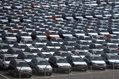 Ôtô mới tại kho bãi gần cảng Richmond, California, Mỹ, ngày 24/5/2018. (Ảnh: AFP/TTXVN)