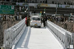 Chiếc xe tải chở hàng hóa đi qua cây cầu nối liền Ấn Độ và Pakistan khu vực Kashmir ngày 21/10/2018. (nguồn: Reuters)