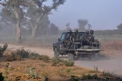 Binh sỹ Cameroon tuần tra tại khu vực ngoại ô Mosogo, Cameroon, ngày 21/3/2019. (Ảnh: AFP/TTXVN)