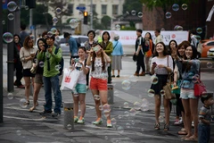 Khách du lịch tại Seoul, Hàn Quốc. (Ảnh: AFP/TTXVN)