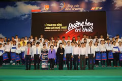Lãnh đạo Thành phố, đại diện Ban tổ chức và các đơn vị tài trợ cùng các tân sinh viên nhận học bổng. (Ảnh: Thanh Vũ/ TTXVN)