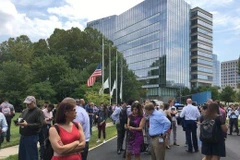 Các nhân viên phải sơ tán khỏi tòa nhà. (Nguồn: usatoday.com)