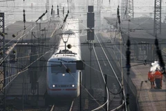 Công nhân Railtrack của đường sắt Đức Deutsche Bahn AG đứng cạnh tàu cao tốc ICE tại ga tàu ở Hanau, Đức, ngày 23/11/2018. (Nguồn: Reuters)
