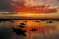 Bình minh trên đầm Quảng Lợi, thuộc hệ thống đầm phá Tam Giang. (Ảnh: Hồ Cầu/TTXVN)