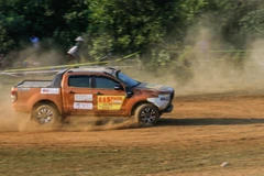 Các đội đua thực hiện nội dung thi tiến và lùi theo hình dích dắc. (Ảnh: Trọng Đạt/TTXVN)