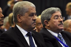 Ông Abdelmalek Sellal (trái) và ông Ahmed Ouyahia (phải) tại một sự kiện ở Algiers, Algeria ngày 5/5/2016. (Ảnh: AFP/TTXVN)
