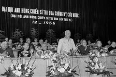 Chủ tịch Hồ Chí Minh nói chuyện tại Đại hội Anh hùng, Chiến sỹ thi đua chống Mỹ, cứu nước (Đại hội Anh hùng, Chiến sĩ thi đua lần thứ IV) diễn ra tại Hà Nội tháng 12/1966. (Ảnh: Tư liệu TTXVN)