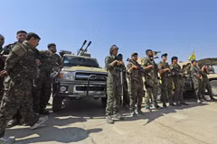 Các tay súng đơn vị bảo vệ nhân dân người Kurd (YPG) tại thị trấn Shadadi, cách thành phố Hassakeh của Syria 60km về phía đông bắc, ngày 11/9/2018. (Ảnh: AFP/TTXVN)
