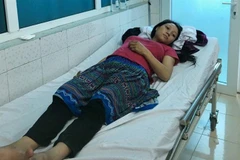 Chị Lý Thị Khu (20 tuổi, đang mang thai 18 tuần) bị ngộ độc Nấm đang được điều trị ở Bệnh viện Đa khoa tỉnh Lai Châu. (Ảnh: TTXVN)