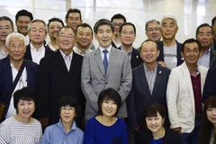 Ông Shingo Kanemaru, con trai của cựu Phó Thủ tướng Nhật Bản Shin Kanemaru chụp ảnh kỷ niệm với một phái đoàn Nhật Bản đến Bình Nhưỡng vào ngày 14/9. (Nguồn: Yonhap)