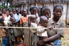 Các bà mẹ Madagascar bế những đứa con suy dinh dưỡng xếp hàng để gặp bác sỹ ở quận Vangaindrano phía đông nam của hòn đảo này ngày 2/1/2006. (Nguồn: Reuters)