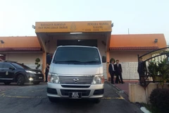 Xe của Cục nhập cư chở Đoàn Thị Hương rời nhà tù để trở về quê nhà. (Ảnh: Hoàng Nhương/Vietnam+)