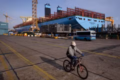 Một tàu chở hàng container đang được đóng mới tại xưởng đóng tàu của Daewoo DSME ở Okpo, cách thành phố Busan của Hàn Quốc khoảng 60km về phía nam. (Ảnh: AFP/TTXVN)