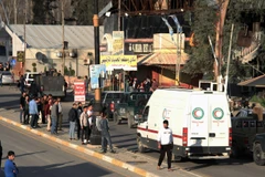 Nhân viên cứu hộ và xe cứu thương tới khu vực xảy ra vụ chìm phà ở Mosul ngày 21/3. (Ảnh: AFP/TTXVN) 