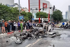 [Photo] Ôtô, xe máy cháy trơ khung sau vụ va chạm kinh hoàng