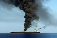 Hình ảnh khói bốc ngùn ngụt từ một trong hai tàu chở dầu được cho là bị tấn công trên Vịnh Oman ngày 13/6/2019. (Ảnh: AFP/TTXVN)