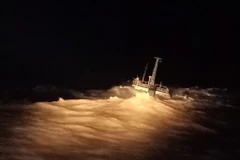 Tàu Đại Hải Phát 17 vào tối 20/11. (Ảnh: Huỳnh Ngọc Sơn - TTXVN)