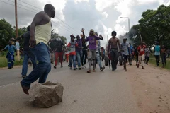 Người biểu tình phản đối tăng giá nhiên liệu phong tỏa đường phố tại Harare, Zimbabwe, ngày 14/1/2019. (Ảnh: AFP/TTXVN)