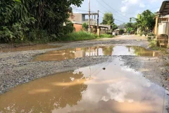 Một đoạn đường tại xã Bình Trung, huyện Bình Sơn bị hư hỏng nặng. (Nguồn: quangngai.gov.vn)