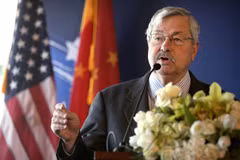 Đại sứ Mỹ tại Trung Quốc Terry Branstad phát biểu tại Bắc Kinh vào tháng 6/2017. (Nguồn: AP)