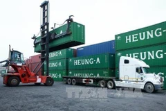 Bốc xếp hàng hóa tại Cảng Hải phòng. (Ảnh: Lâm Khánh/TTXVN)