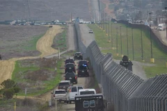 Đoàn xe hộ tống Tổng thống Mỹ Donald Trump thị sát khu hàng rào biên giới Mỹ - Mexico ở San Diego, California ngày 13/3/2018. (Ảnh: AFP/TTXVN)