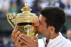 Novak Djokovic đăng quang ngôi vô địch Wimbledon 2019 tại London, Anh ngày 14/7/2019. (Ảnh: AFP/TTXVN)