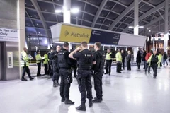 Cảnh sát Anh phong tỏa nhà ga Victoria ở Manchester sau vụ tấn công bằng dao tối 31/12/2018. (Ảnh: The Telegraph/TTXVN)