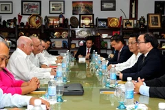 Bí thư Thành ủy Hà Nội Hoàng Trung Hải hội kiến Bí thư thứ hai Ban Chấp hành Trung ương Đảng Cộng sản Cuba José Ramón Machado Ventura. (Ảnh: Lê Hà/TTXVN)