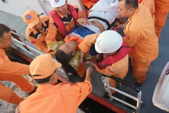 Khoảng 16 giờ 30 phút ngày 21/10/2019, ngư dân Trương Công Sang đã được lực lượng cứu hộ đưa vào Cảng Nha Trang (thành phố Nha Trang, Khánh Hòa) an toàn. (Ảnh: Nguyễn Dũng/TTXVN)