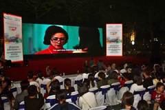 Khán giả xem phim "Cô Ba Sài Gòn" chiếu ngoài trời. (Ảnh: Thanh Tùng/TTXVN)Liên hoan phim Việt Nam lần thứ 21 sẽ quy tụ hơn 1.000 nghệ sĩ điện ảnh