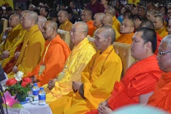 Các đại biểu tham dự Đại lễ cầu siêu tưởng niệm các anh hùng liệt sỹ Lào-Việt. (Ảnh: Phạm Kiên-Thu Phương/TTXVN)