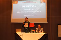 Đại tá Dương Đức Thuận, Tùy viên Quân sự Việt Nam tại Algeria giới thiệu Sách trắng Quốc phòng Việt Nam 2019. (Ảnh: Tấn Đạt/TTXVN)