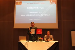 Đại tá Dương Đức Thuận, Tùy viên Quân sự Việt Nam tại Algeria giới thiệu Sách trắng Quốc phòng Việt Nam 2019. (Ảnh: Tấn Đạt/TTXVN)