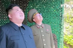 Đích thân nhà lãnh đạo Triều Tiên Kim Jong-un thị sát các cuộc thử nghiệm vũ khí