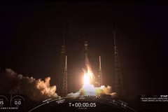 Tên lửa Falcon 9 mang theo 60 vệ tinh trong dự án Starlink của SpaceX rời bệ phóng ở bang Florida, Mỹ ngày 23/5/2019. Ảnh minh họa. (Nguồn: AFP/TTXVN)