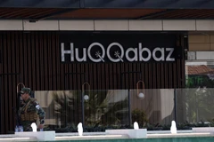 Nhân viên an ninh gác taị nhà hàng ở Erbil, Iraq, sau vụ nổ súng ngày 17/7. (Ảnh: AFP/TTXVN)