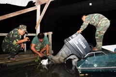Chiến sỹ Đồn Biên phòng Vĩnh Nguơn, An Giang chuẩn bị tuần tra trong đêm. (Ảnh: Xuân Khu-TTXVN)