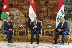Tổng thống Ai Cập Abdel Fattah El-Sisi (giữa), Quốc vương Jordan Abdullah II (trái) và Thủ tướng Iraq Adel Abdul Mahdi tại hội nghị thượng đỉnh ba bên ở Cairo, Ai Cập, ngày 24/3/2019. (Ảnh: AFP/ TTXVN) 