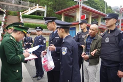  Lực lượng chức năng Việt Nam tiếp nhận đối tượng bị truy nã Trịnh Đức Thọ do phía Công an Trung Quốc trao trả ngày 26/3. (Ảnh: Ngọc Tùng/TTXVN) 