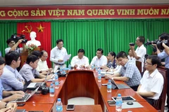 Đông đảo phóng viên các cơ quan thông tấn, báo chí đến đưa tin buổi họp báo. (Ảnh: Trung Hiếu/TTXVN)