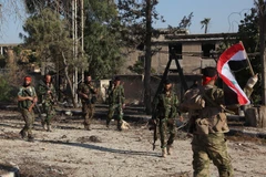 Binh sỹ ủng hộ Chính phủ Syria tuần tra tại Uwaija, Aleppo. (Ảnh: AFP/TTXVN)