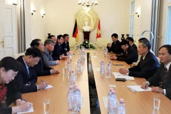 Phó Chủ tịch Quốc hội Đỗ Bá Tỵ và đoàn đại biểu cấp cao Quốc hội Việt Nam thăm, làm việc với Đại sứ quán Việt Nam tại Đức. (Ảnh: Thanh Bình/TTXVN)