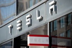 Biểu tượng Tesla tại cửa hàng ở Washington, DC, Mỹ. (Ảnh: AFP/ TTXVN)